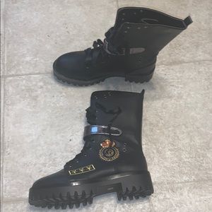 Like new combat boots in superb condition